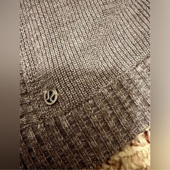 Stylish Gray Lululemon Athletica Poncho Top w/Boolux™ fabric a blend of cashmere - Picture 6 of 6